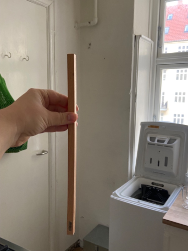 Sætte en reol/bogkasser op på væg. Jeg har tre beslag. Der er en stål”pind” i væggen som skal fjerne