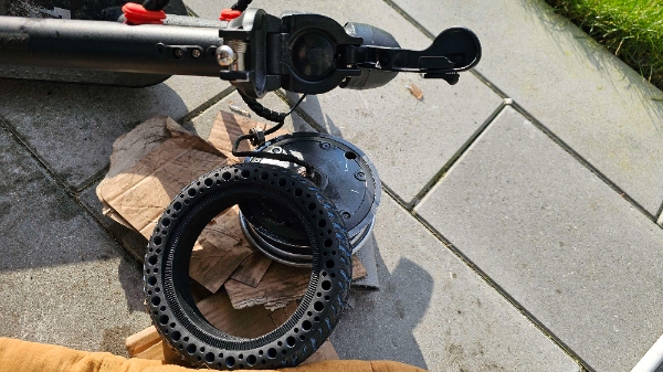 Har brug for hjælp med at skift punkterfri dæk på el løbehjul