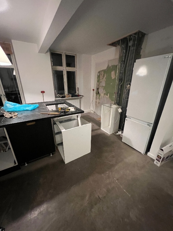 Gammelt køkken bæres ned