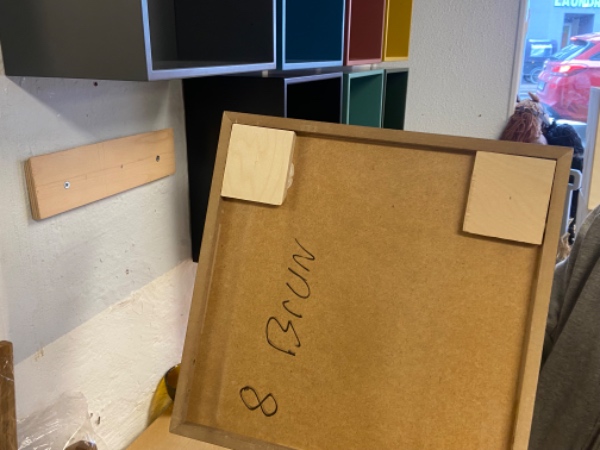 Sætte en reol/bogkasser op på væg. Jeg har tre beslag. Der er en stål”pind” i væggen som skal fjerne