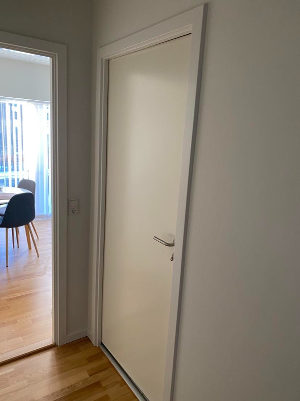 montering af dørkarm indvendigt (til badeværelset)